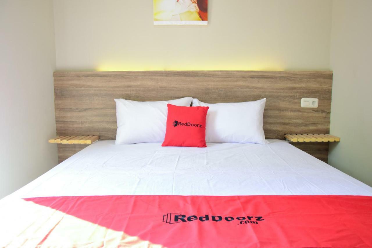 Отель Reddoorz Near Mangga Dua Square Джакарта Экстерьер фото